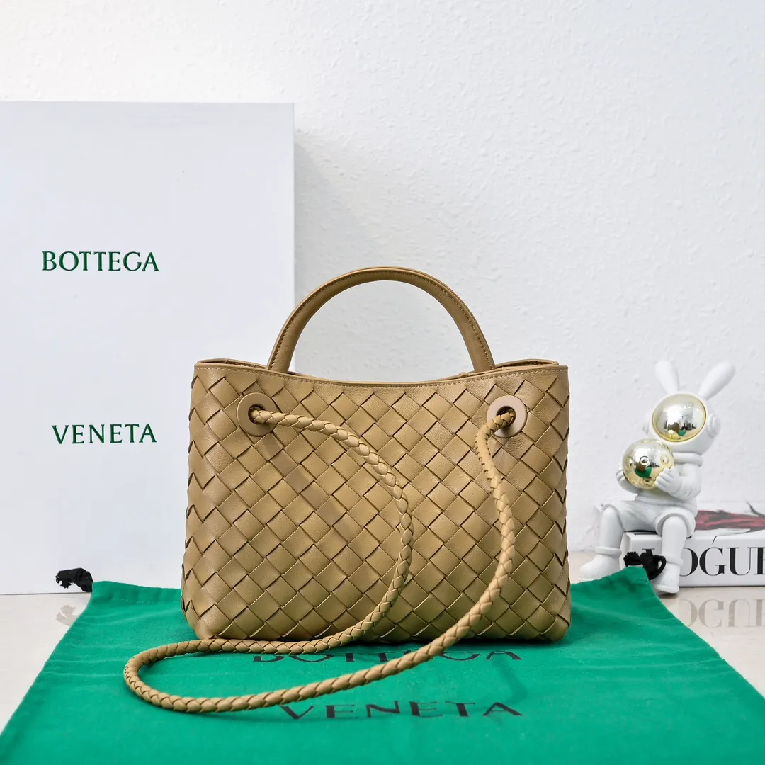 Batch 1860 B's 2023 spring and summer new model continues the brand's woven style with detailed metal knot switch buckles. This time, the shoulder straps are also made into tube weaves, showing different craftsmanship. The carrying method is versatile to create more different looks. Intrecciato woven leather small handbag, equipped with sliding crossbody strap. Internal compartments, including 1 zipper pocket and 2 open pockets with magnetic buckle closure. Size: 25*20*10cm, model: 7463#
